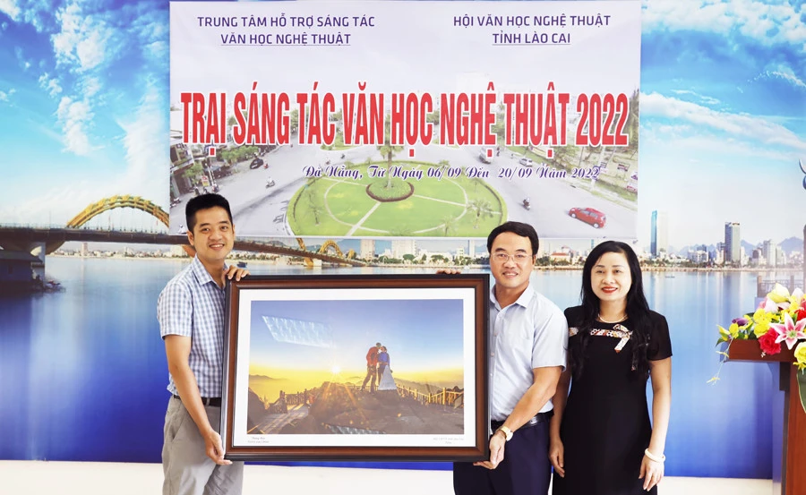 Ban tổ chức trại tặng bức ảnh "Thăng hoa" của NSNA Gia Chiến cho Nhà sáng tác Đà Nẵng.