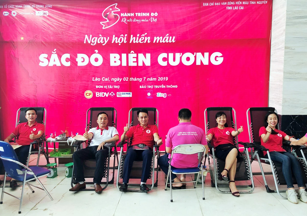 Hiến máu cứu người là nghĩa cử cao đẹp.