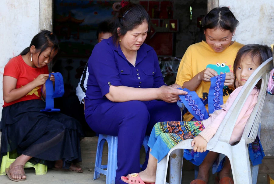Bí thư Chi bộ Pha Long I (xã Pha Long, Mường Khương), Long Thị Tươi luôn gần gũi với Nhân dân để hiểu và nói cho dân tin.