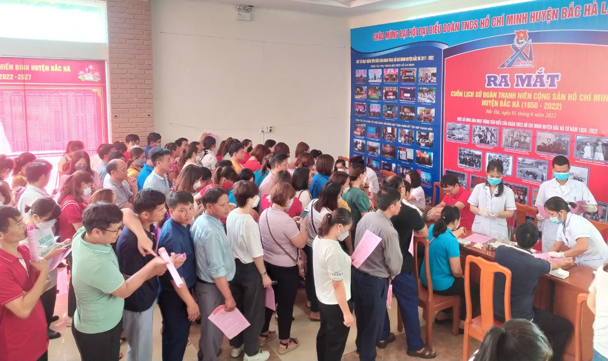 Đông đảo tình nguyện viên đăng ký hiến máu.