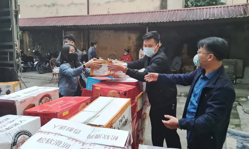 Báo Lào Cai cùng các cơ quan, đơn vị gửi tặng những phần quà hỗ trợ vùng dịch Văn Bàn.