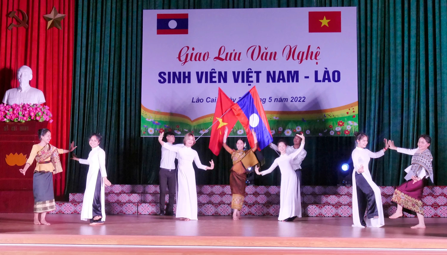 Các tiết mục của du học sinh Lào biểu diễn. Các tiết mục của sinh viên Việt Nam biểu diễn. Tiết mục giao lưu múa sạp giữa sinh viên hai nước Việt – Lào.