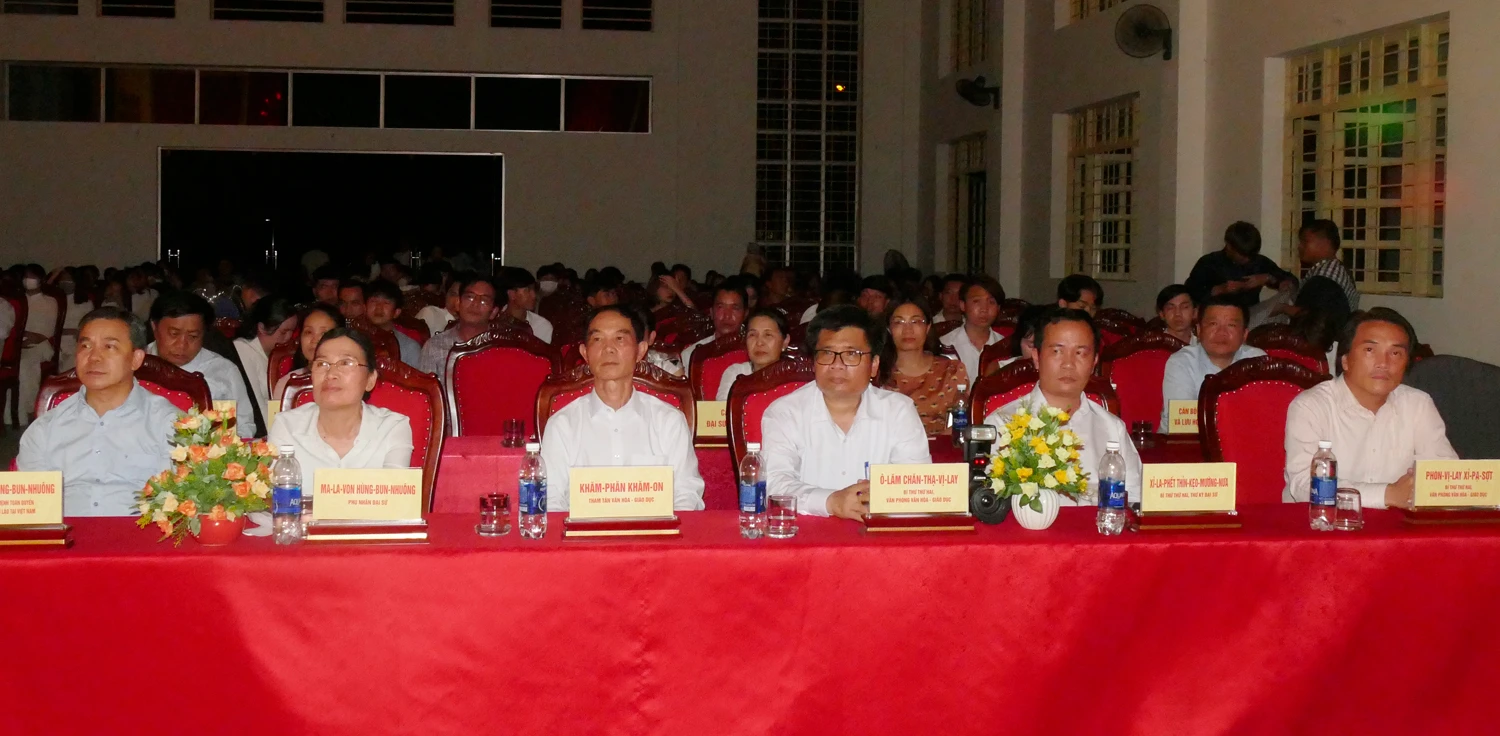 Các đại biểu Lào tham dự đêm giao lưu. Các đại biểu Việt Nam tham dự đêm giao lưu.