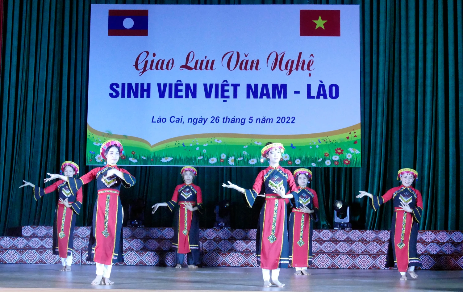 Hấp dẫn Giao lưu văn nghệ sinh viên Việt Nam – Lào ảnh 9