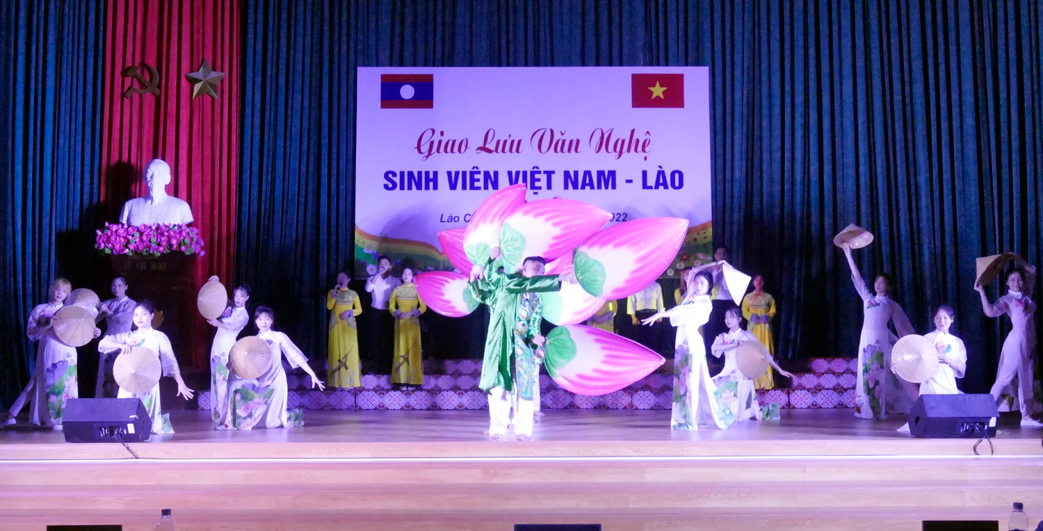 Hấp dẫn Giao lưu văn nghệ sinh viên Việt Nam – Lào ảnh 7