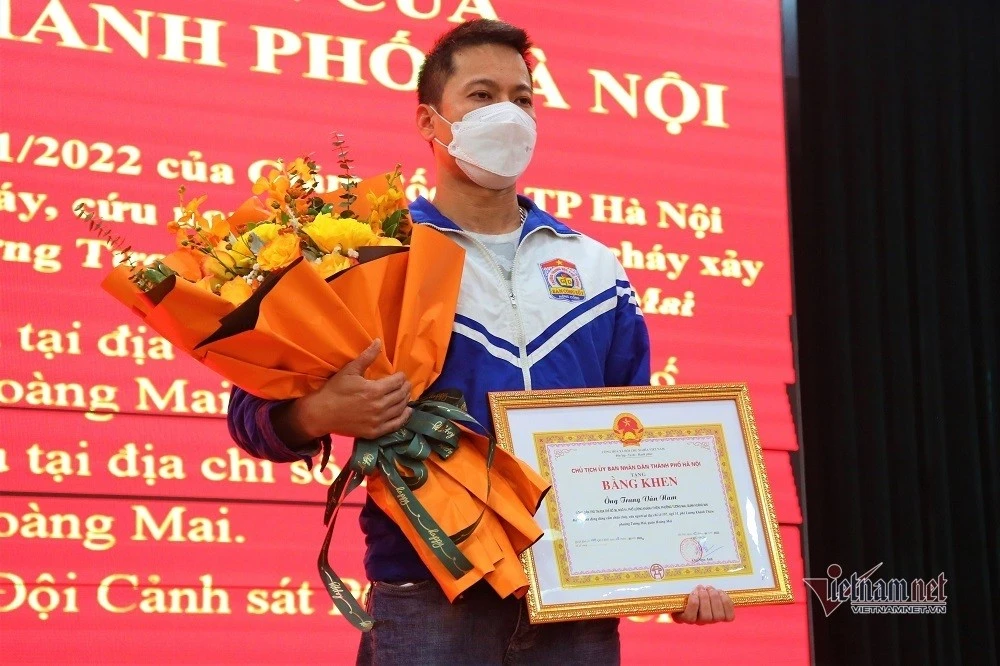 Thủ tướng tặng bằng khen người cứu cháu bé trong đám cháy ở Hà Nội ảnh 1