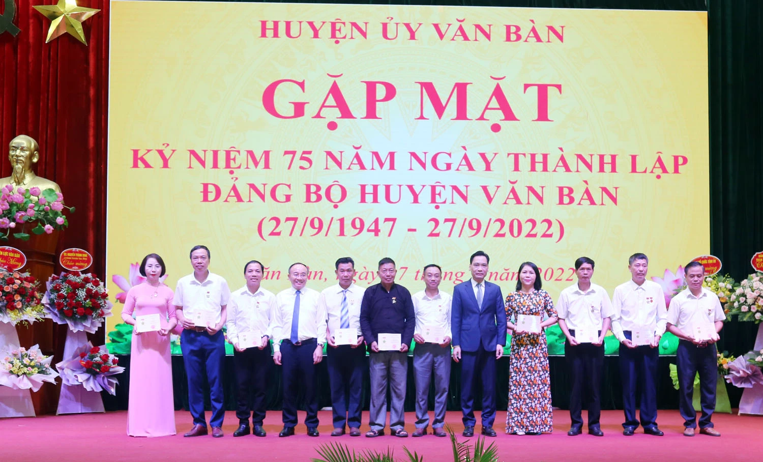 Văn Bàn gặp mặt kỷ niệm 75 năm ngày thành lập Đảng bộ huyện ảnh 7