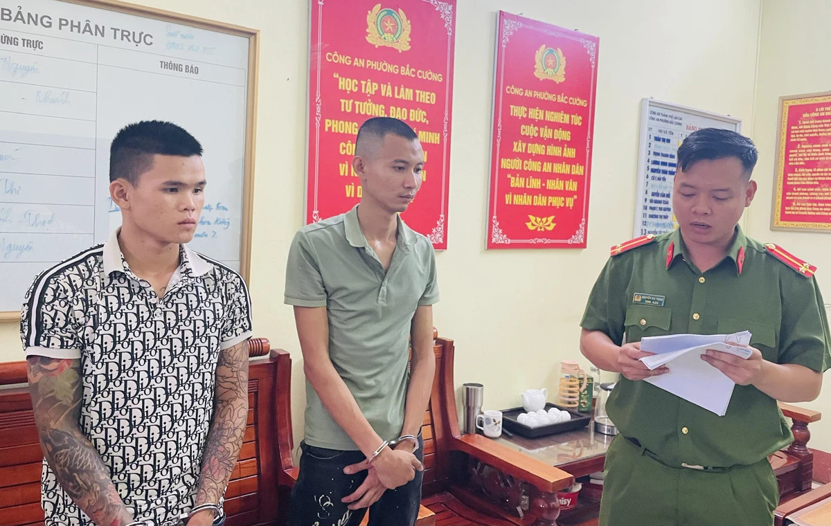 Thi hành lệnh bắt 2 bị can để tạm giam về hành vi sử dụng trái phép vũ khí quân dụng ảnh 1