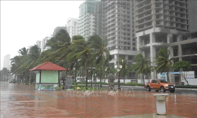 Gió giật mạnh liên hồi kèm theo mưa lớn khu vực ven biển Mỹ Khê (Đà Nẵng), chiều 27/9/2022.