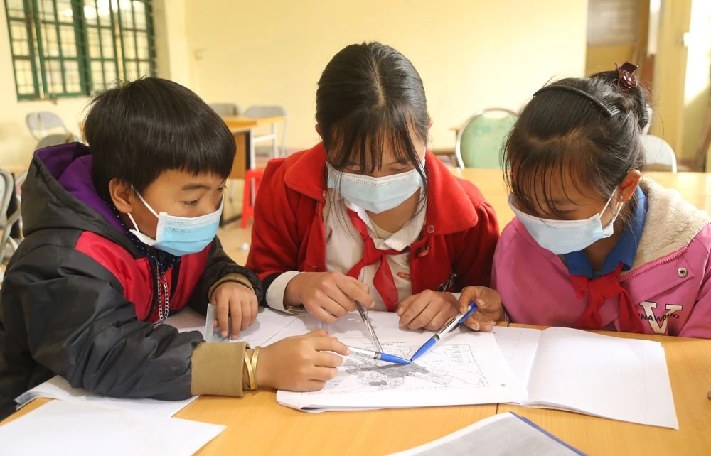 Học sinh gặp khó khăn khi không có sách phải học bằng tài liệu phô tô chỉ có hai màu đen, trắng.