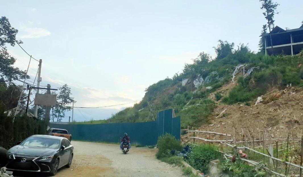 Nguy cơ mất an toàn giao thông tại điểm sạt lở tại Km1+800, thuộc địa phận phường Cầu Mây (thị xã Sa Pa).