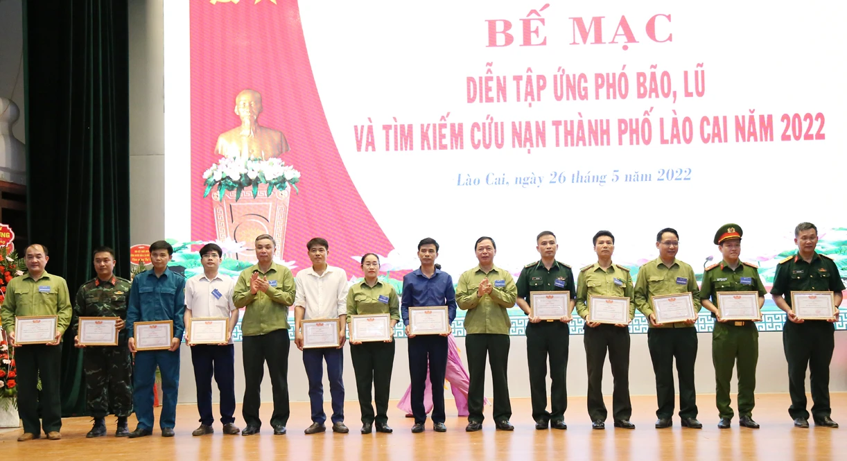 Thành phố Lào Cai, huyện Bảo Thắng: Diễn tập ứng phó bão, lũ và tìm kiếm cứu nạn ảnh 8