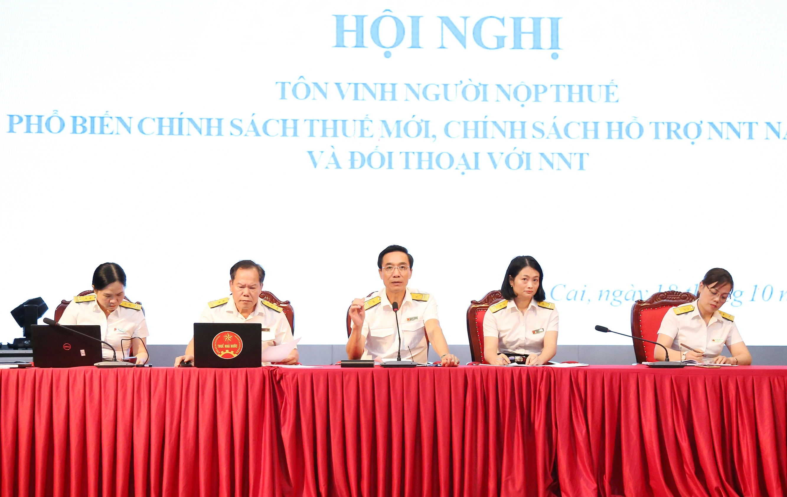 Đại diện Cục Thuế tỉnh Lào Cai trả lời ý kiến của doanh nghiệp, người nộp thuế.