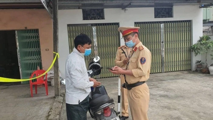 Cảnh sát giao thông công an thành phố Hà Nội kiểm tra người điều khiển xe máy vi phạm tốc độ trên đường Hồ Chí Minh qua huyện Chương Mỹ.