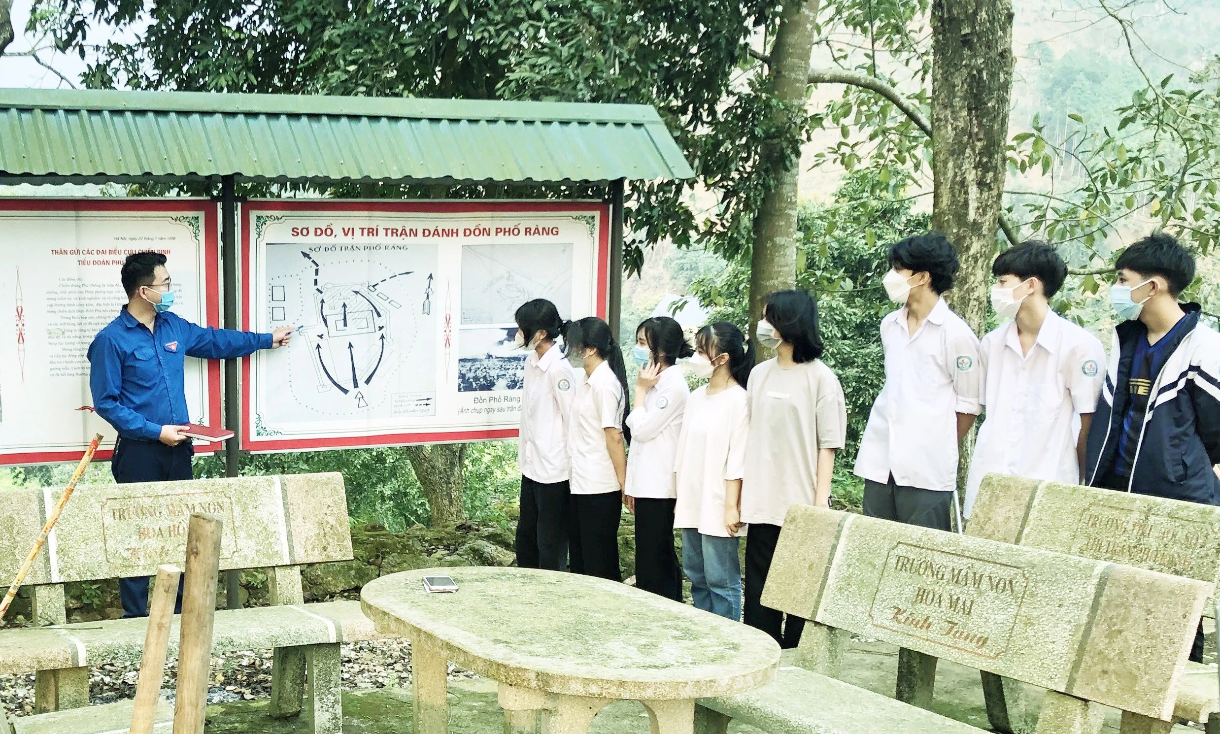 Đoàn Thanh niên thị trấn Phố Ràng giáo dục truyền thống cho học sinh về giá trị lịch sử chiến thắng Phố Ràng.