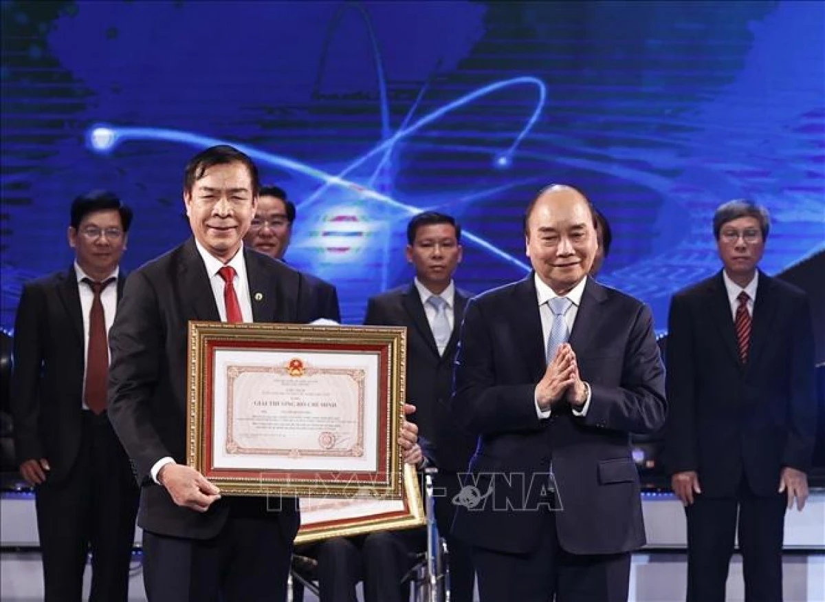 Chủ tịch nước Nguyễn Xuân Phúc trao Giải thưởng Hồ Chí Minh cho tác giả, đại diện tác giả, đại diện đồng tác giả của 12 công trình, cụm công trình được tặng Giải thưởng Hồ Chí Minh.