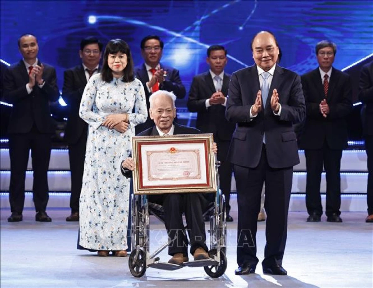 Chủ tịch nước Nguyễn Xuân Phúc trao Giải thưởng Hồ Chí Minh cho Giáo sư, Tiến sĩ khoa học Nguyễn Quang Đông, tác giả công trình "Tự điển chữ Nôm dẫn giải".