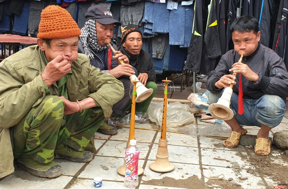 Thử kèn “Laux puaz” tại chợ phiên Bắc Hà.