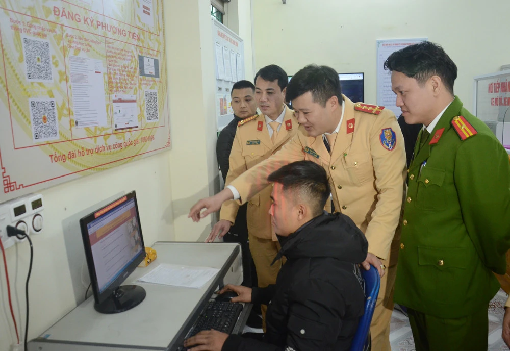 Hướng dẫn công dân thực hiện dịch vụ công trực tuyến trong lĩnh vực giao thông. Người dân làm thủ tục sau khi đăng ký trực tuyến.
