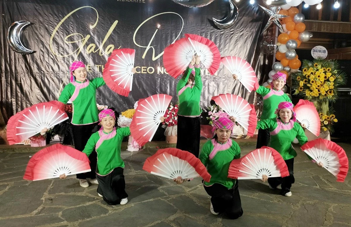 Câu lạc bộ Phụ nữ khởi nghiệp vì sự phát triển cộng đồng thị xã Sa Pa biểu diễn văn nghệ phục vụ du khách.