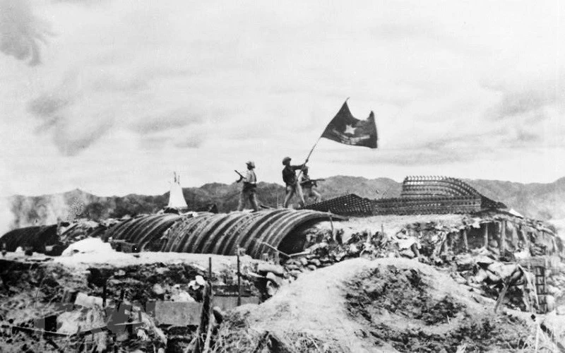 Bộ đội ta tấn công các vị trí xung yếu của địch trên đồi A1, ngày 6/5/1954.