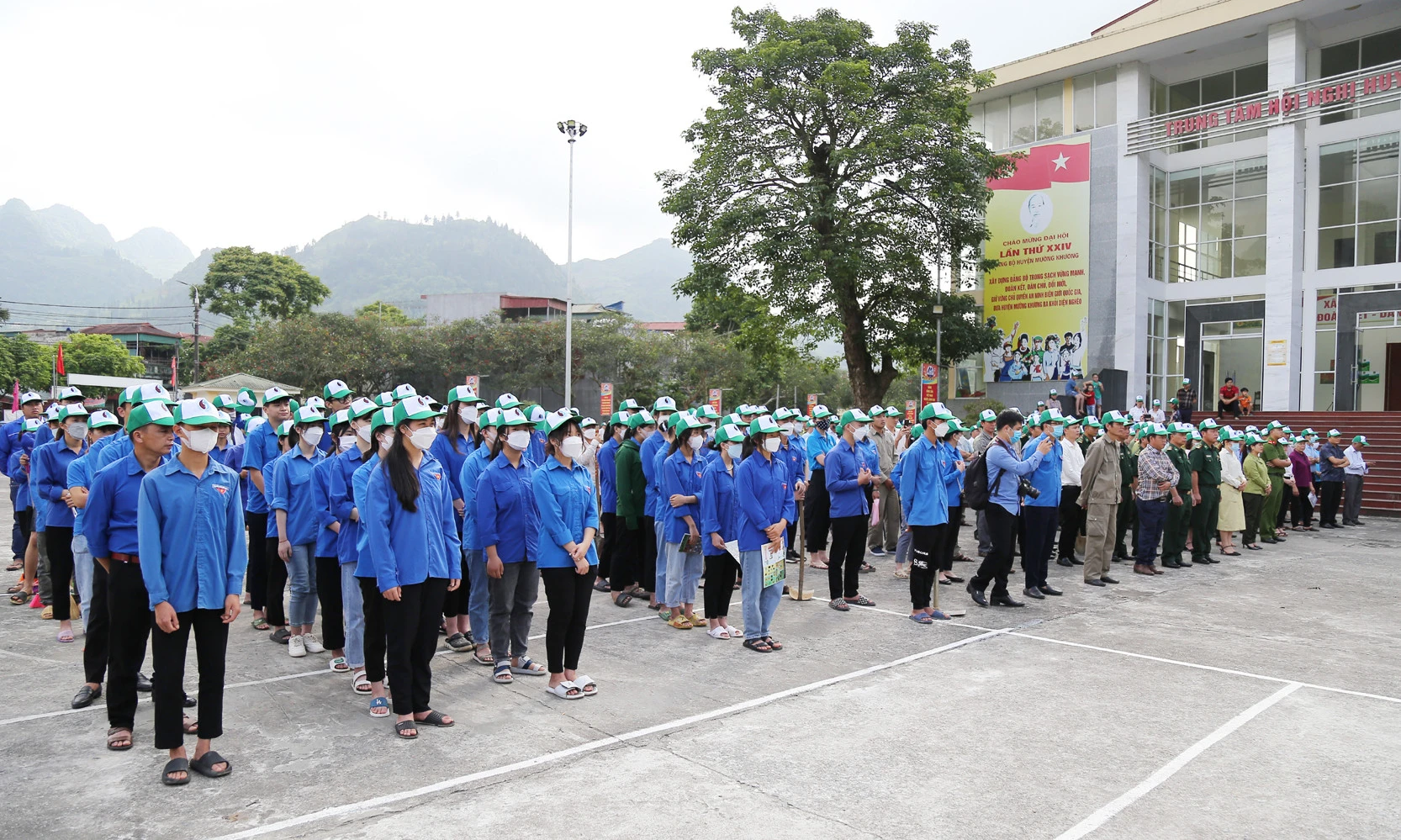 Đoàn viên, thanh niên và người dân huyện Mường Khương dự Lễ phát động.