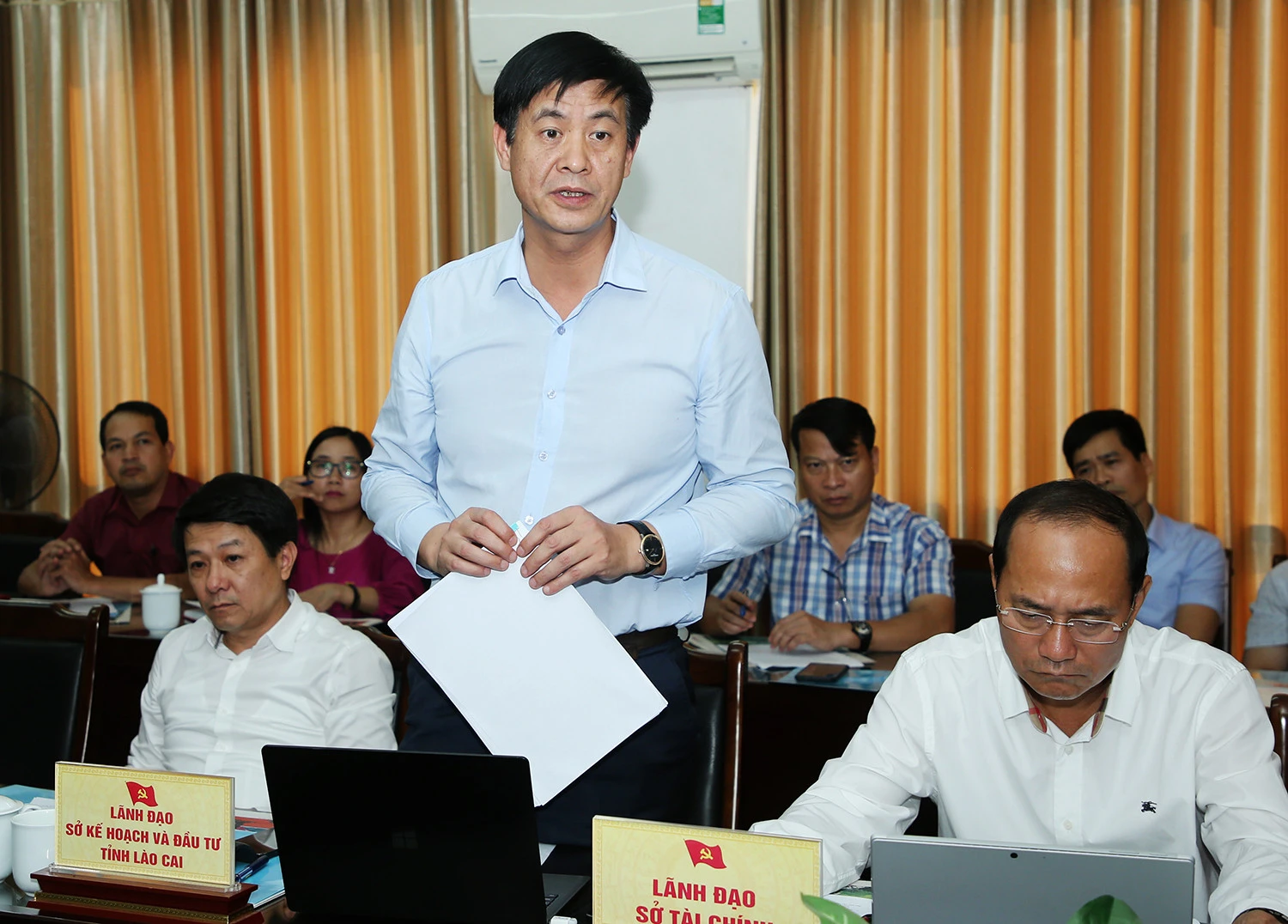 Các đại biểu phát biểu ý kiến tại buổi làm việc với Báo Lào Cai.