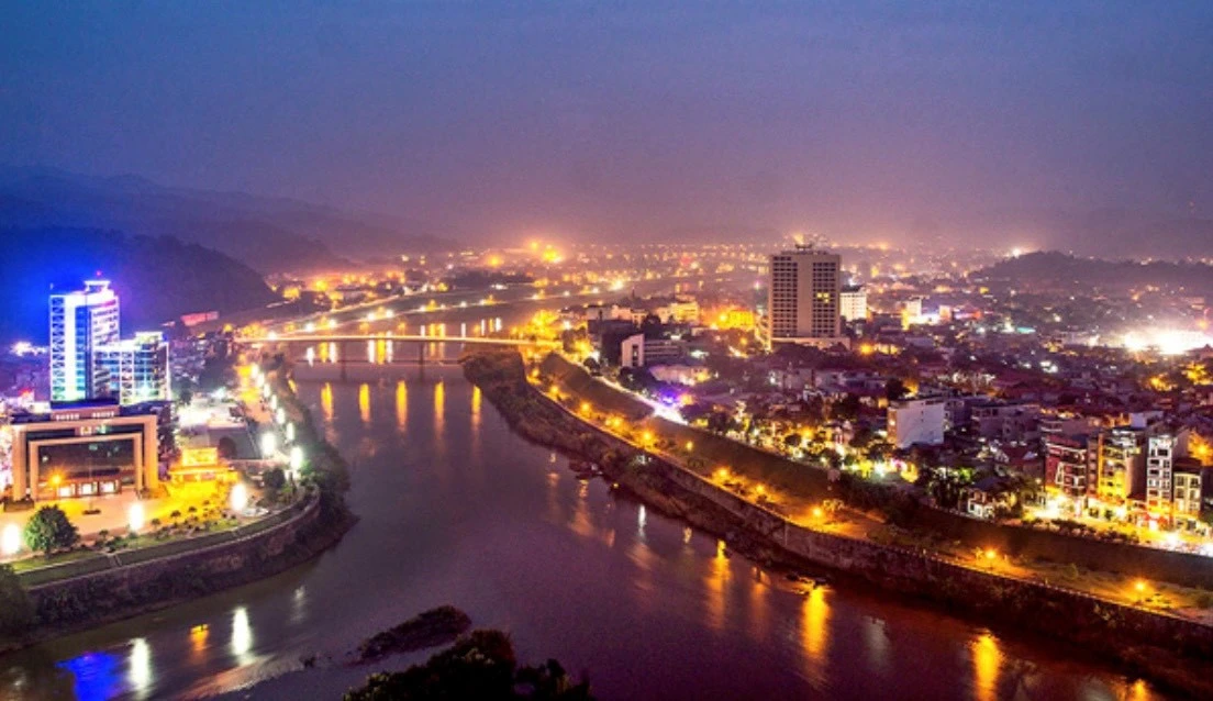 Có một Lào Cai rực sáng về đêm.