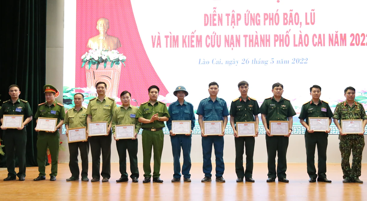 Thành phố Lào Cai, huyện Bảo Thắng: Diễn tập ứng phó bão, lũ và tìm kiếm cứu nạn ảnh 9