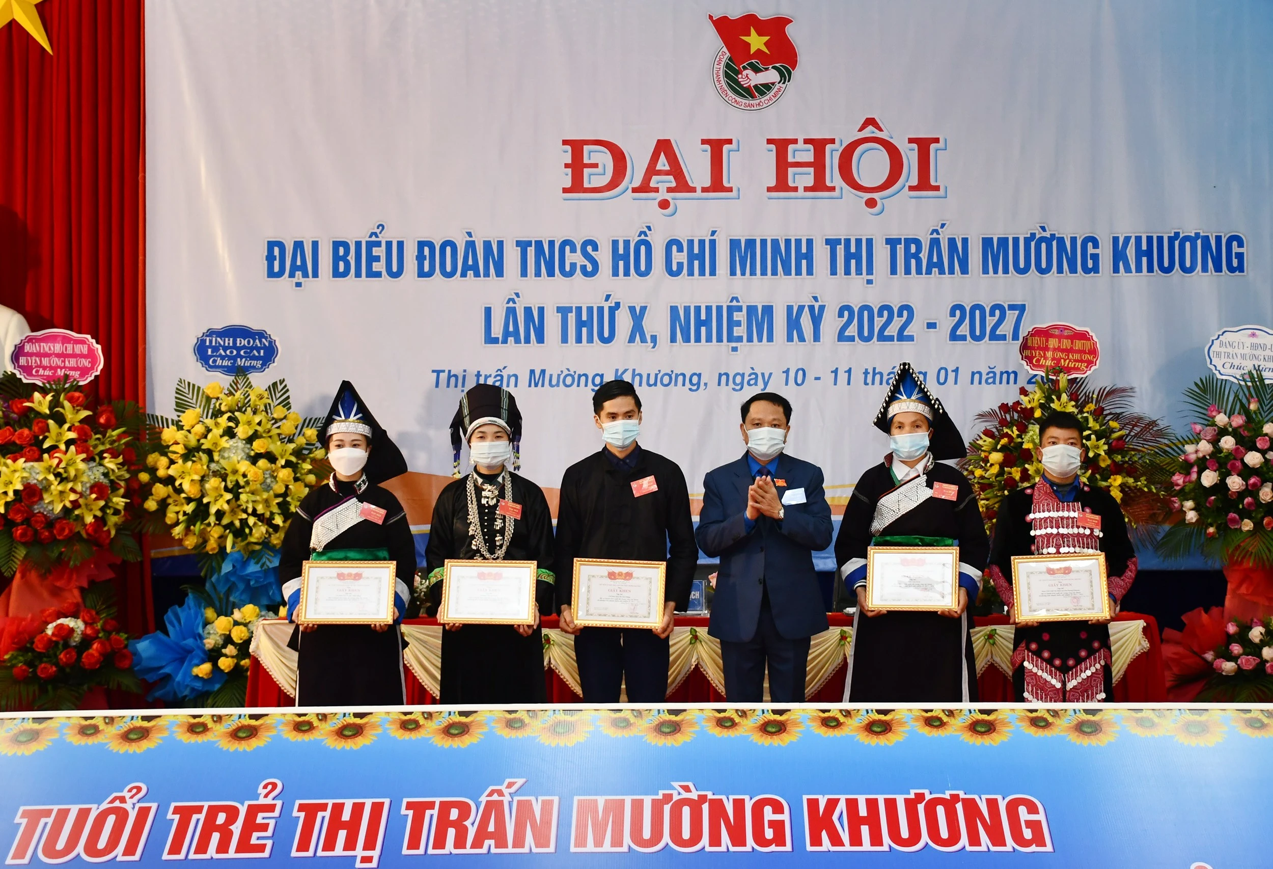 Tặng Giấy khen của Chủ tịch UBND thị trấn Mường Khương cho các tập thể, cá nhân.