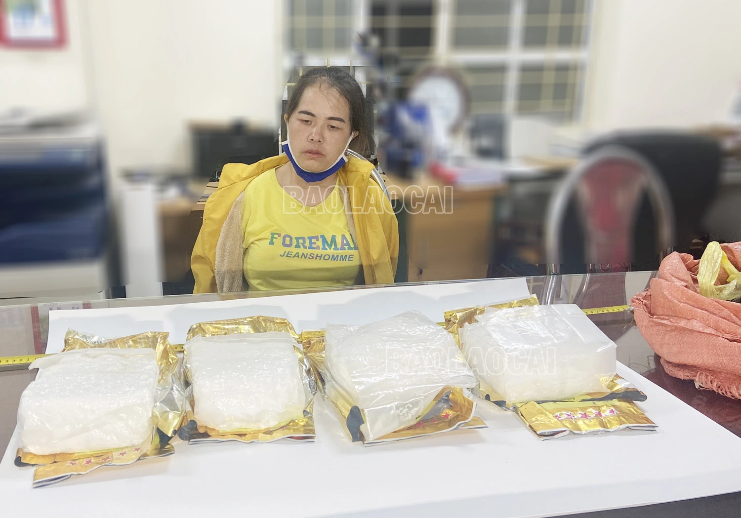 Đối tượng Lừu Thị Mỷ cùng tang vật 4 kg ma túy đá.