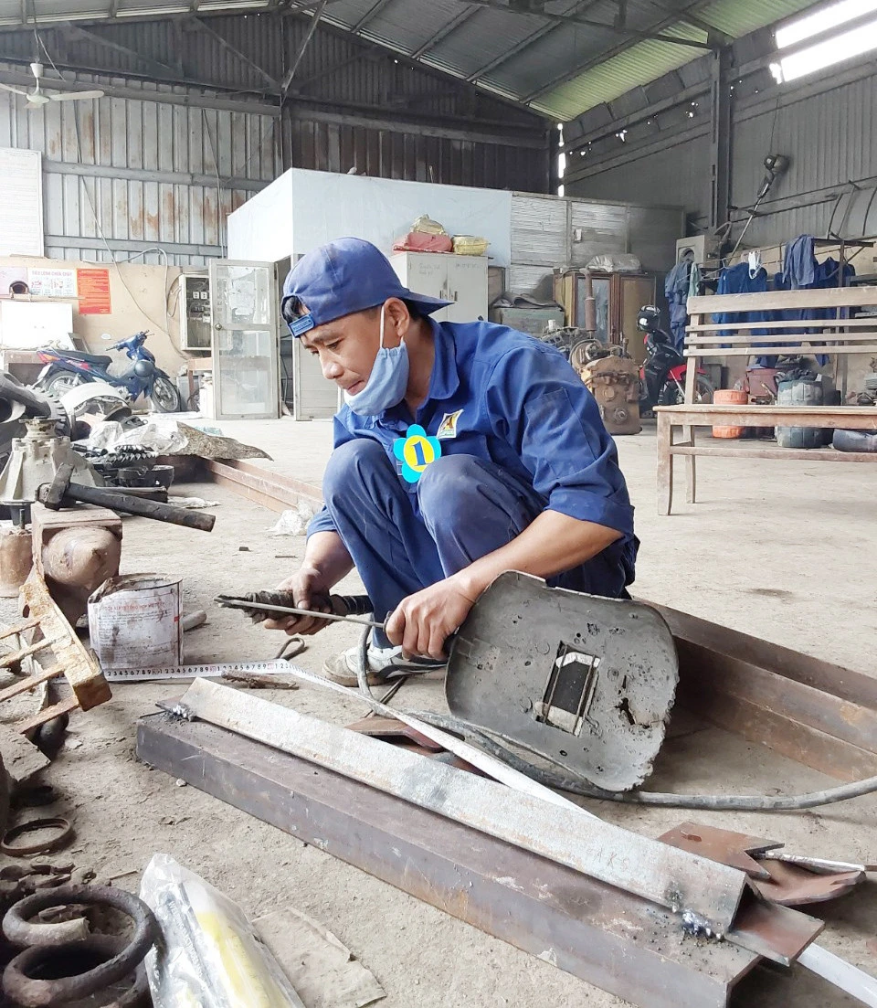 Công nhân Công ty Apatit thường xuyên rèn luyện, nâng cao tay nghề.