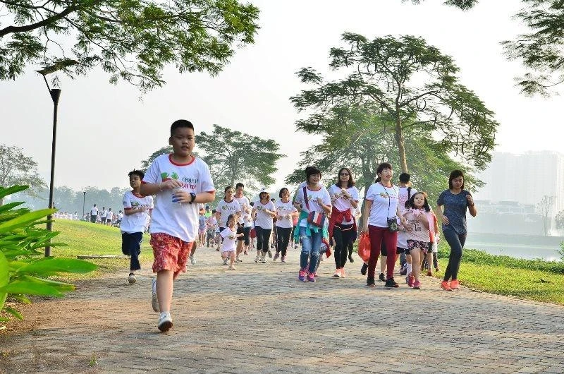 Nhiều người tham gia hoạt động chạy bộ gây quỹ từ chương trình “Chạy vì trái tim”.