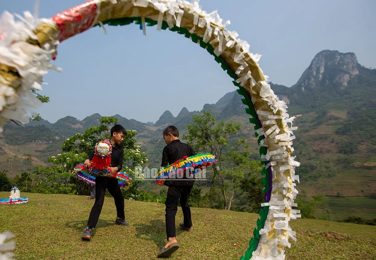 Độc đáo điệu múa ngựa giấy của người Nùng Dín ảnh 7