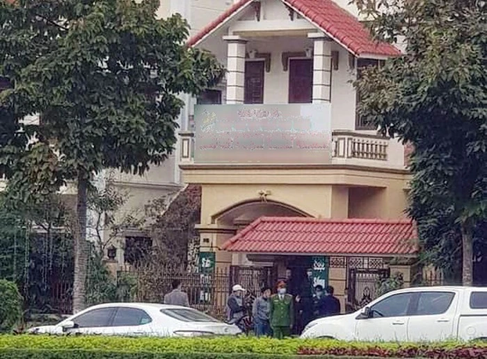 Cơ quan Cảnh sát điều tra Công an tỉnh Lào Cai thực hiện khám nhà ông Phạm Cao Khiêm, tại khu đô thị Phú Hưng, phường Bắc Lệnh, thành phố Lào Cai.