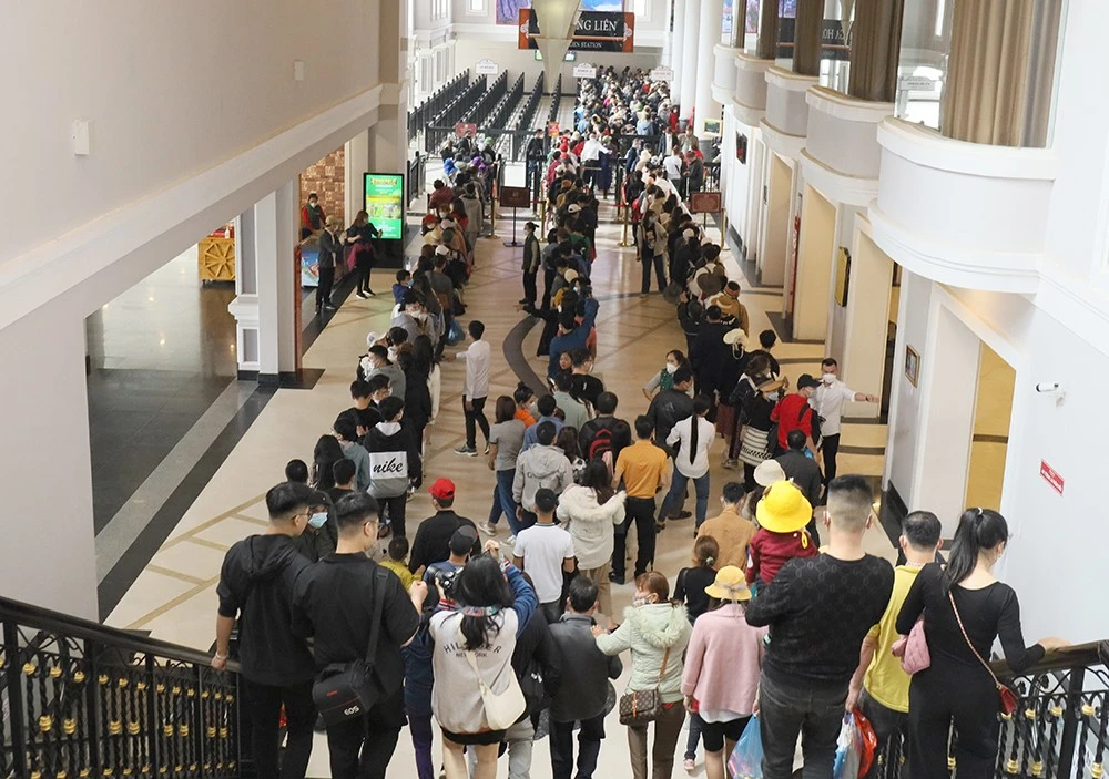 Du khách xếp hàng chờ đợi tại Ga đi Cáp treo Fansipan.