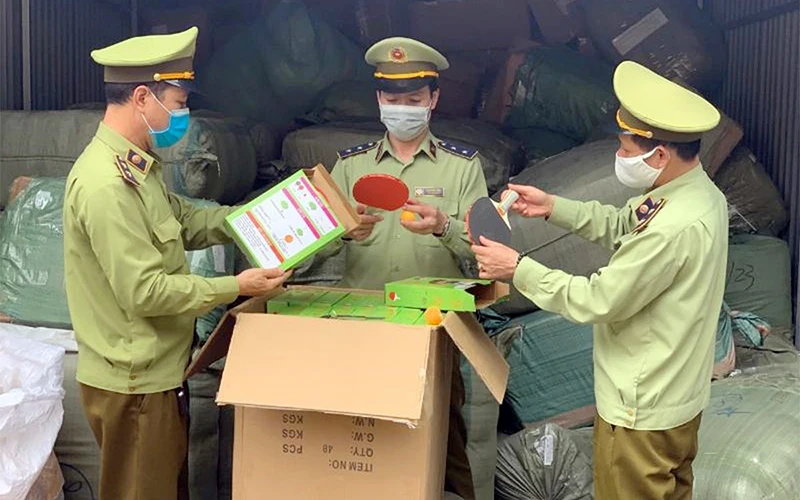 Lực lượng Quản lý thị trường tỉnh Lạng Sơn kiểm tra số hàng nghi nhập lậu tại Bưu cục Tân Thanh.