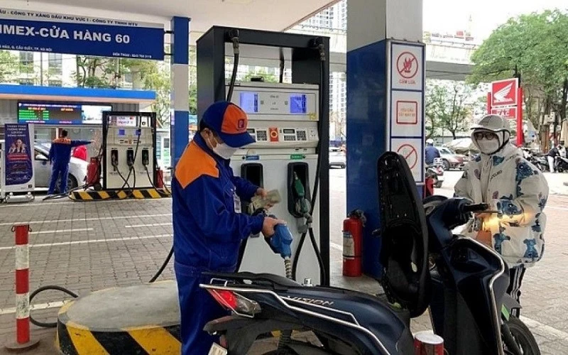 Ủy ban Thường vụ Quốc hội xem xét giảm thuế bảo vệ môi trường đối với mặt hàng xăng dầu ảnh 1
