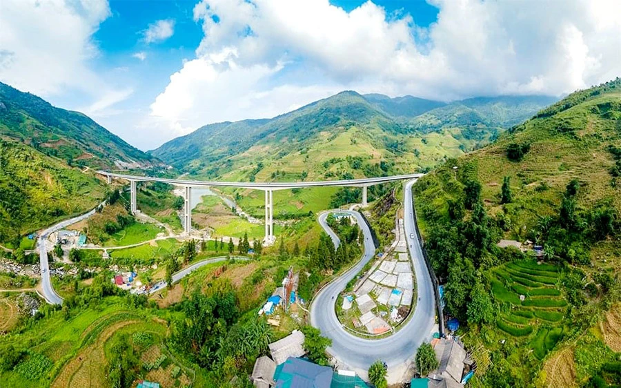 Công trình cầu Móng Sến góp phần thúc đẩy phát triển Khu Du lịch quốc gia Sa Pa. Ảnh: Ngọc Bằng