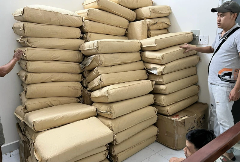76 bao tải giấy chứa 547,2 kg thảo mộc phục vụ cho việc sản xuất ma tuý bị thu giữ.