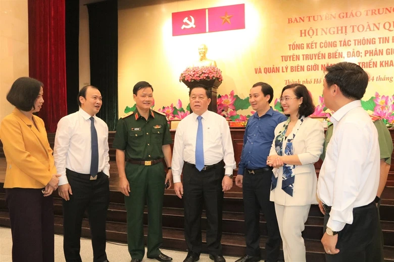 Các đồng chí lãnh đạo trao đổi bên lề hội nghị.