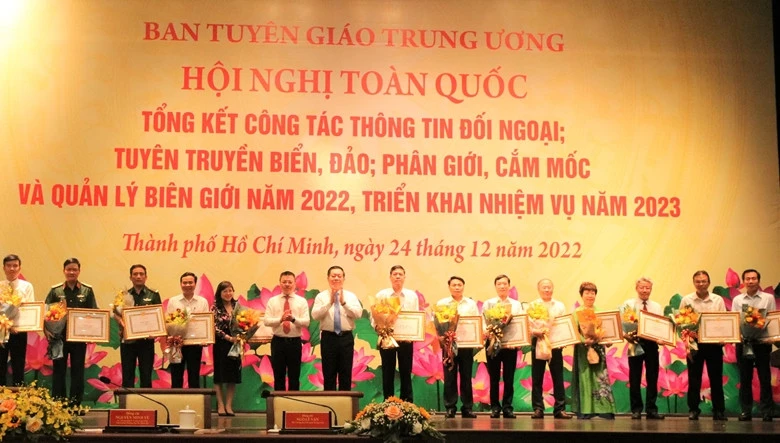 Trao tặng Bằng khen cho các tập thể, cá nhân có thành tích xuất sắc trong công tác thông tin đối ngoại, tuyên truyền biển, đảo và phân giới, cắm mốc, quản lý biên giới năm 2022.