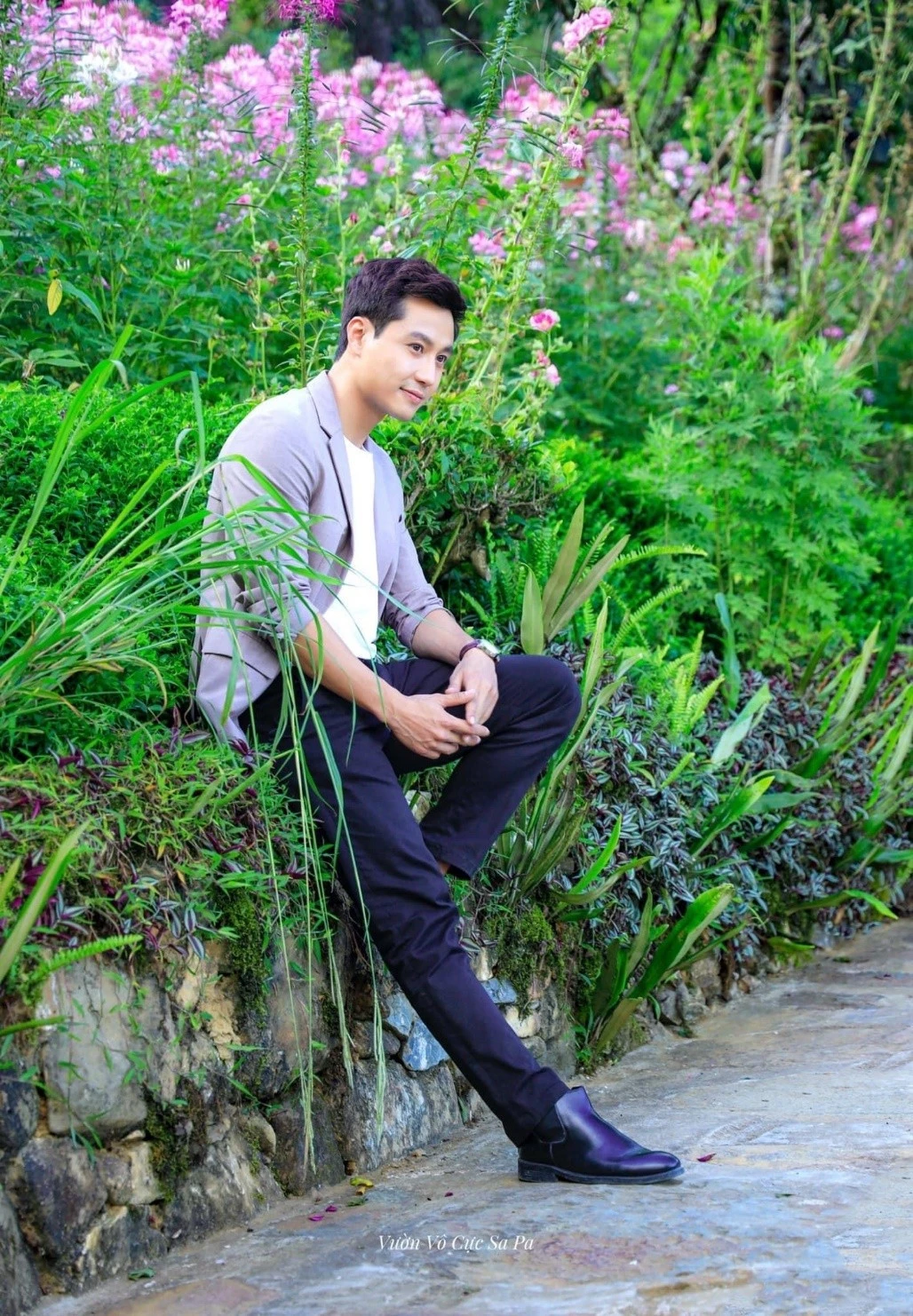 Diễn viên Thanh Sơn bên vườn hoa tại điểm du lịch Vườn vô cực Sa Pa.