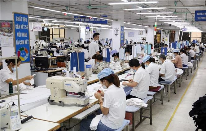 Công nhân làm việc trong xưởng may hàng xuất khẩu tại Garco 10 (Tổng Công ty May 10).