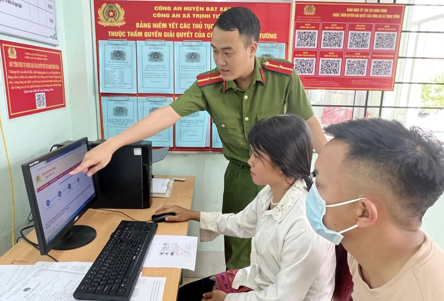Công an xã Trịnh Tường (Bát Xát) hướng dẫn người dân đăng ký dịch vụ công trực tuyến.
