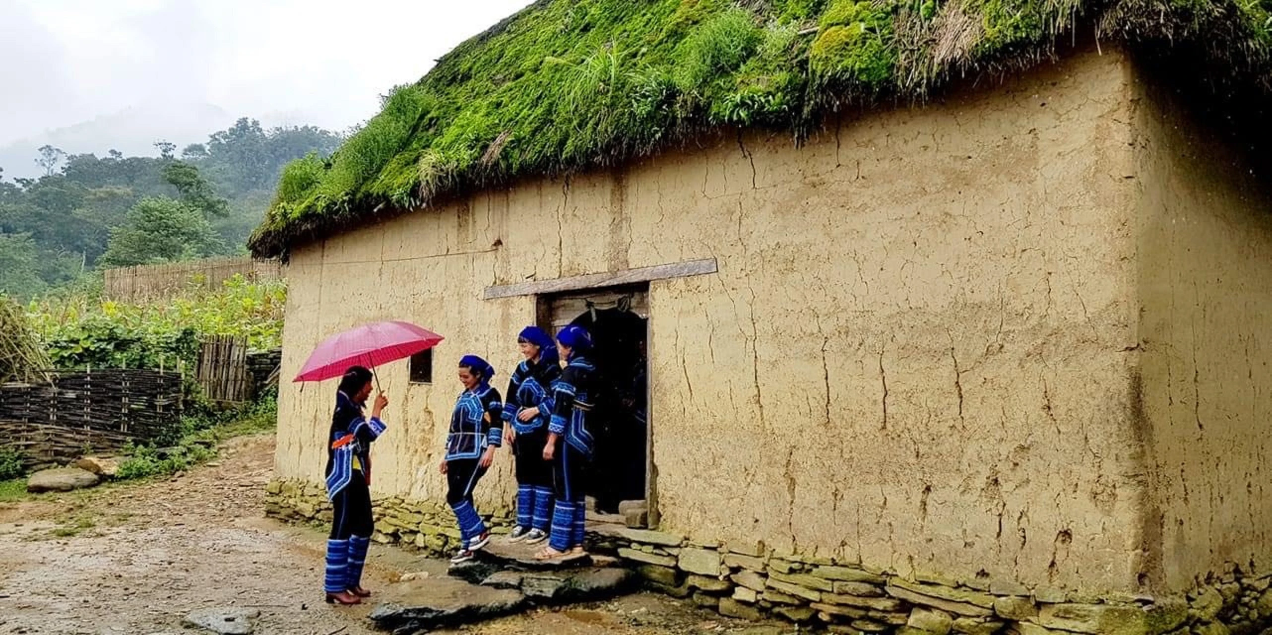 Nhà trình tường của đồng bào Hà Nhì.