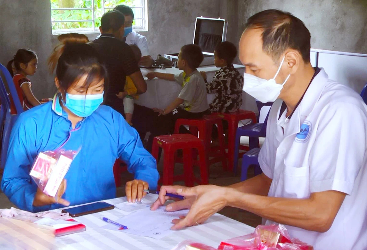 Cấp thuốc miễn phí cho người dân.