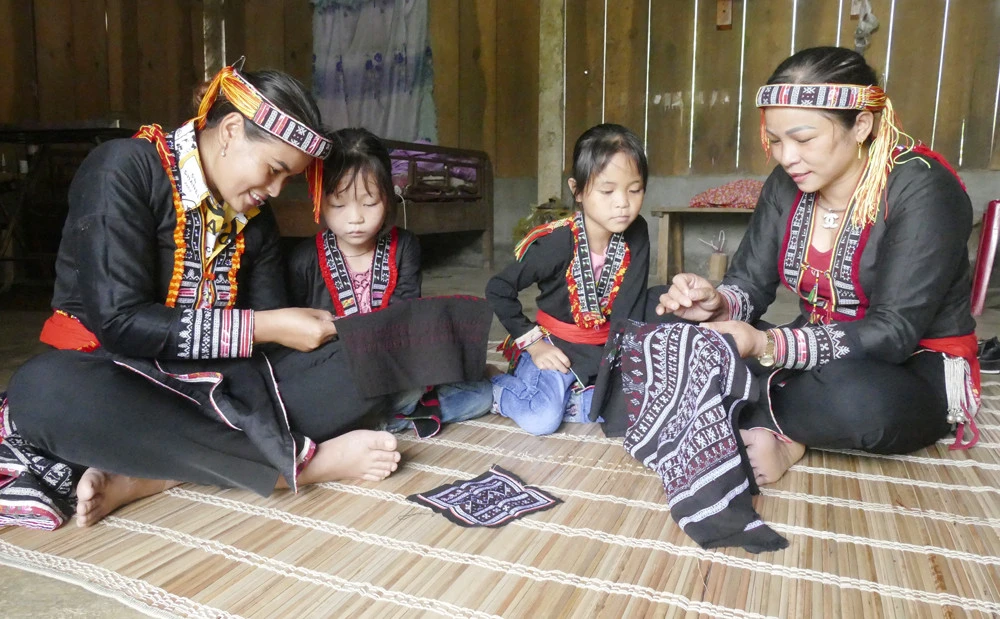 Người Dao ở bản Bông 1 - 2 gìn giữ và truyền dạy nghề thêu cho con, cháu.