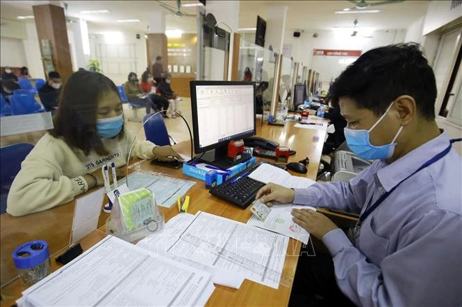 Người lao động đến làm thủ tục bảo hiểm thất nghiệp.