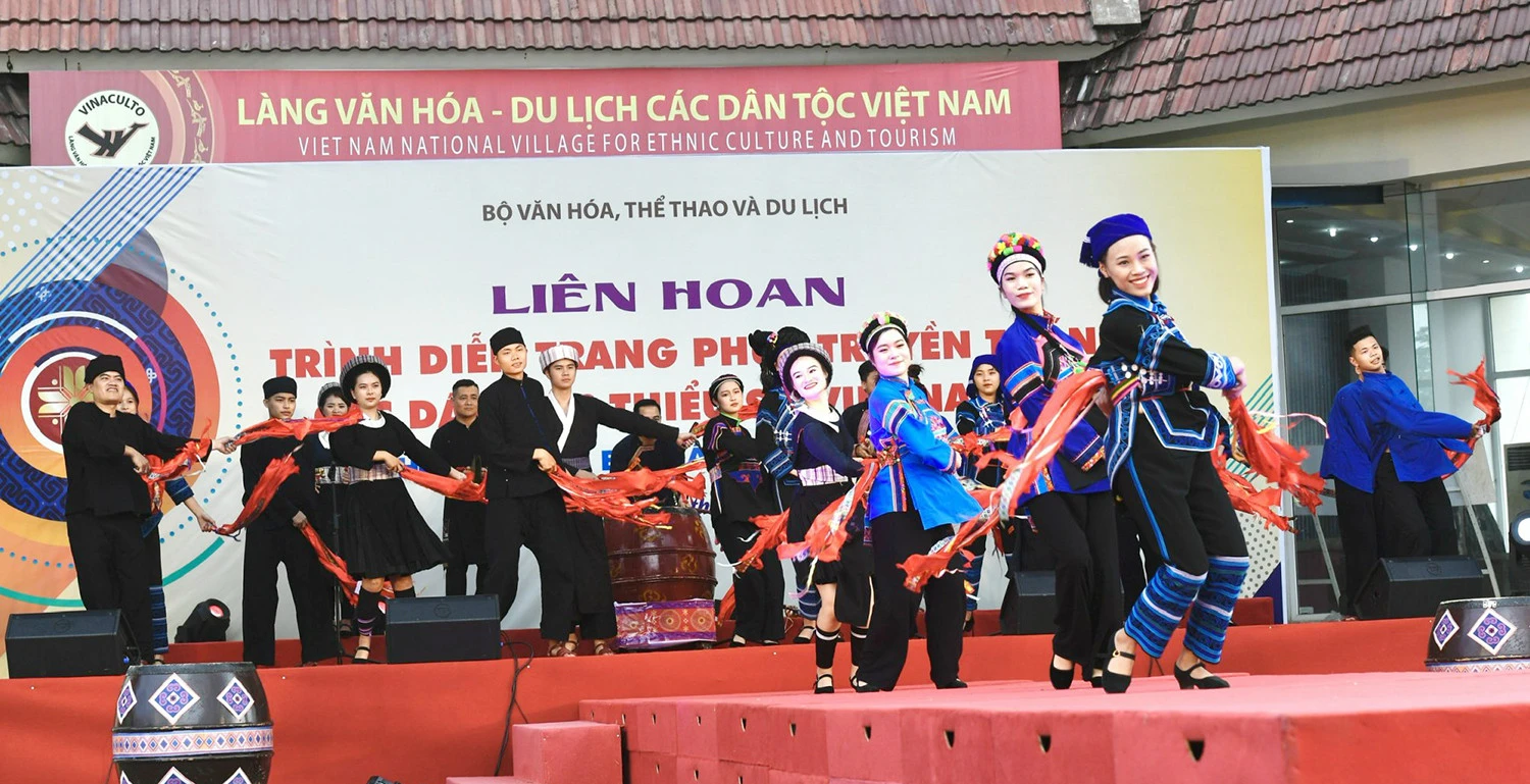 Đoàn Lào Cai tham gia tiết mục dân vũ mở màn chương trình.